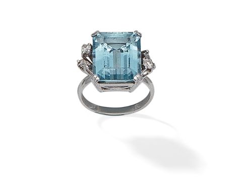 AQUAMARINE AND DIAMOND RINGThe step-cut aquamarine, between baguette and brilliant-cut diamond shoulders, ring size approx. L
