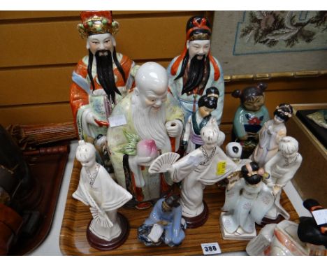 A tray of various ceramic Oriental figures