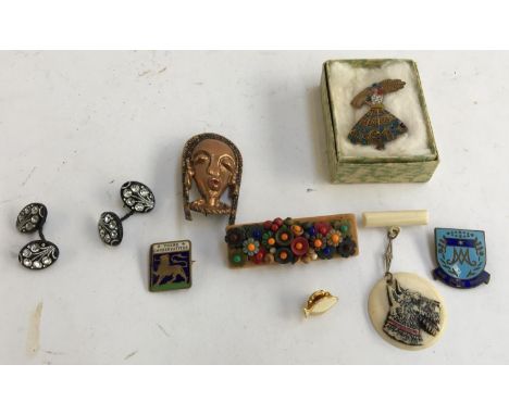 4 brooches to include wooden one of flowers , a scottie dog, a brooch in the form of an African mask, an enamel and metal "To