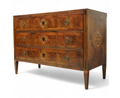 Large 18th-century North Italian walnut commode, rectangular top with quartered veneer, central parquetry inlay and raised mo