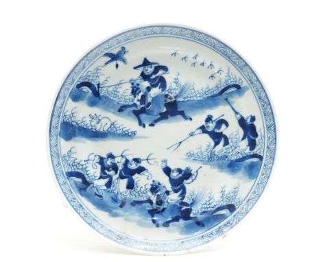 19th century Chinese blue and white plate decorated with hunters, D20cm