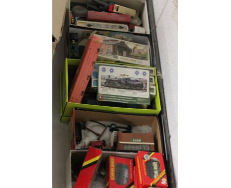 Collection of OO gauge model railway to include rolling stock, GWR tank engine, trackside accessories, boxed model kits unmad