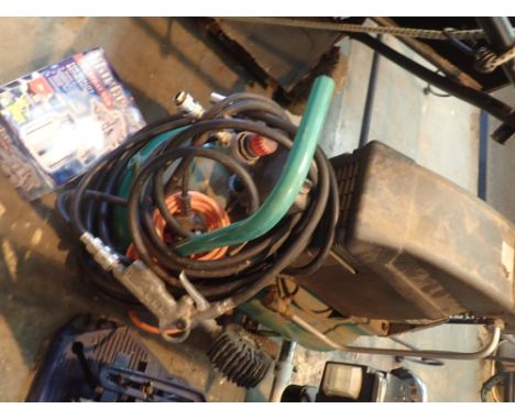 SIP Airmate tornado 21025 air compressor with tank complete with air line tyre inflator and Clarke spray gun  CONDITION REPOR