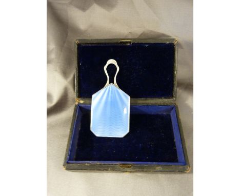 Small compact mirror with shaped handle - blue Gullioche enamel to the back with 1 small defect. In a blue velvet lined case.