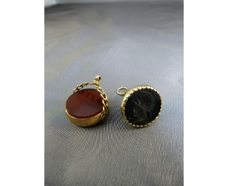 9ct Gold (Birmingham 1906) swivel seal An approx 23.44inc mount diameter cornelian on one side with a bloodstone on the other