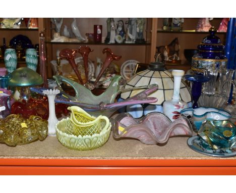 A QUANTITY OF DECORATIVE GLASS WARES, to include a Murano Sommerso geometric ashtray, Murano controlled bubble bowl with labe