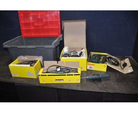 A PLASTIC BOX CONTAINING BOSCH POWER TOOLS comprising of a PST-700PAE jigsaw, a PDA 120E detail sander, a POF600ace router, a