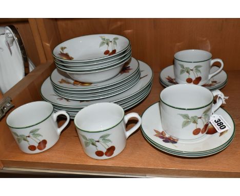 A TWENTY PIECE ROYAL WORCESTER EVESHAM VALE DINNER SERVICE, comprising four each of dinner plates, salad plates, bowls, teacu
