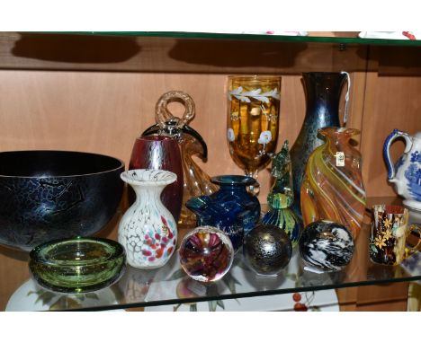 A GROUP OF DECORATIVE GLASSWARES, to include a green Whitefriars bowl with controlled bubbles, a Royal Brierley iridescent bl