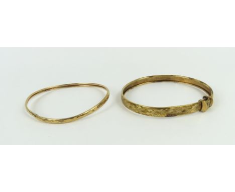 A 9ct gold patterned expanding bangle, together with a 9ct gold patterned bangle, 12.41g gross