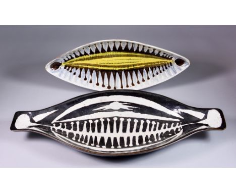 ***William Newland (1919-1998) – Studio Pottery – Ceramic serving dish with fish skeleton patterning, signed and dated 1952, 