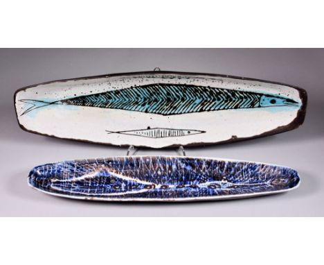  ***William Newland (1919-1998) – Studio Pottery – Ceramic fish dish patterned with three abstract fish, signed and dated 195