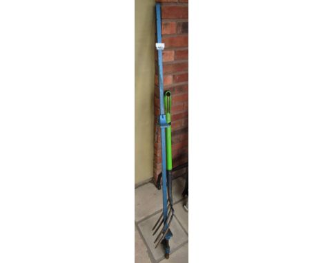 Large sash clamp &amp; garden fork
