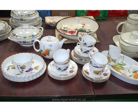 A quantity of Royal Worcester Evesham china to include six place setting teaset with teapot, milk jug and sugar basin, flan d