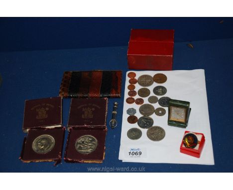 A tray of miscellaneous coins, half crowns, shilling, sixpence and some foreign coins, two Festival of Britain silver crown p