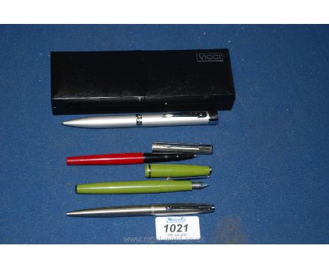 A cased Vicci ball point pen, green Platinum fountain pen, a Parker medium roller ball pen and a Parker ball point pen (needs