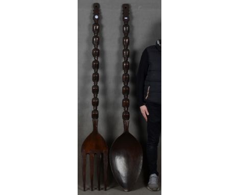 Monumentale(r) Gabel und Löffel. Asien. Massivholz, geschnitzt, H=je 190 cm. **