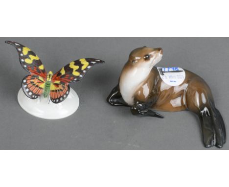 Schmetterling und Seehund. Rosenthal 20. Jh. Porzellan, naturalistisch modelliert und staffiert; am Boden grüne Stempelmarke,