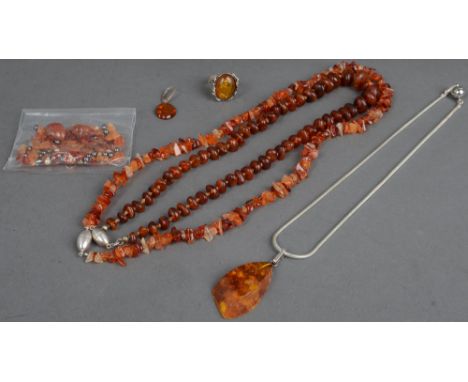 Konvolut Schmuck: Anhänger, Ketten und Ring. Je besetzt mit Bernstein. (Ringgröße 71)