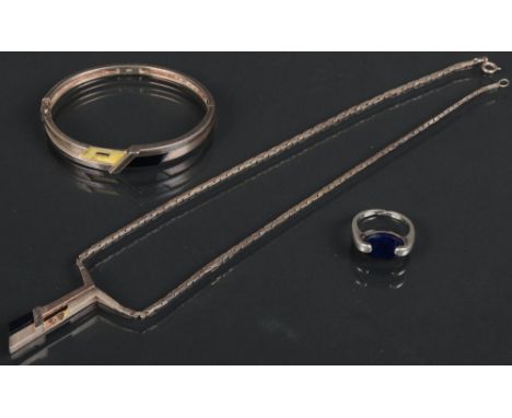 Zweitlge. Schmuckgarnitur: Armreif und Collier, besetzt mit Onyx; dazu ein Ring (Größe 53). Silber, ca. 34 g. 