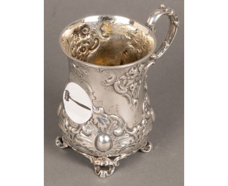 Henkelbecher. London 1852. Silber, ca. 150 g, am Boden mehrfach gepunzt, mit Jahresbuchstabe „R“ und Meistermonogramm „JE“, H
