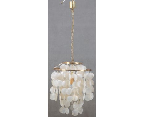 Vintage „Capiz Fun"-Deckenlampe. Dänemark, Verner Panton 1970er/1980er Jahre. Modell „2DM“, Messinggestell, besetzt mit Capiz