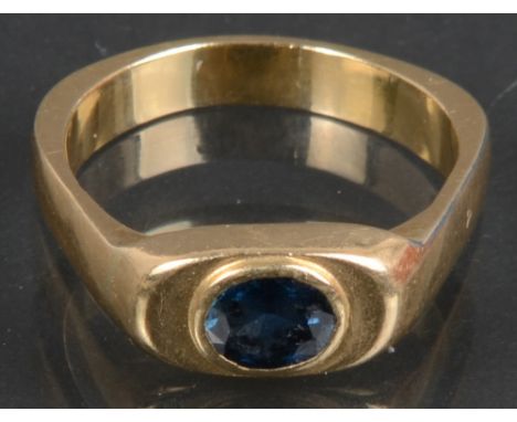 Ring. 14 ct Gold, besetzt mit Saphir,  ca. 4,4 g, Ringgröße 50. 