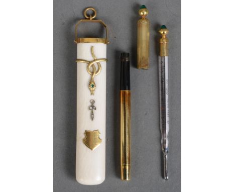 Etui für Thermometer. Frankreich 19. Jh. Elfenbein, ausgehöhlt, mit Gelbgoldapplikation und -fassung; darin steckend ein Ther
