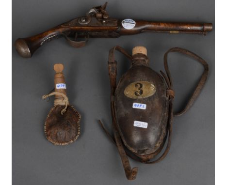 Dreitlgs. Konvolut Militaria. Wohl deutsch 19./20. Jh. Bestehend aus: Steinschlosspistole, Kugelsack aus Leder und Feldflasch