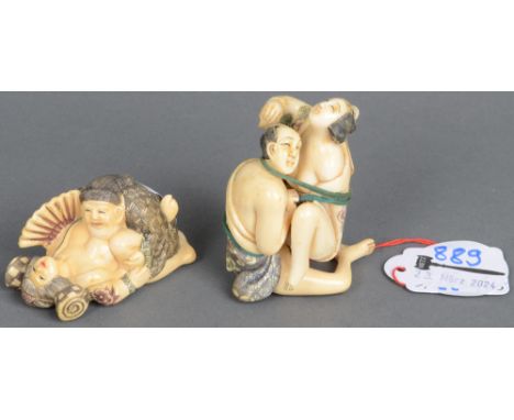 Zwei Erotik-Netsuke. Japan. Poliertes Horn, geschnitzt, teilw. graviert und gefärbt, am Boden sign., H=3,3 / 6,5 cm.