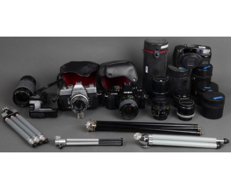 Konvolut Fotografika: Drei Fotoapparate, u.a. Marke „Minolta“ und „Pentax“, unterschiedliche Objektive und weiteres Zubehör w