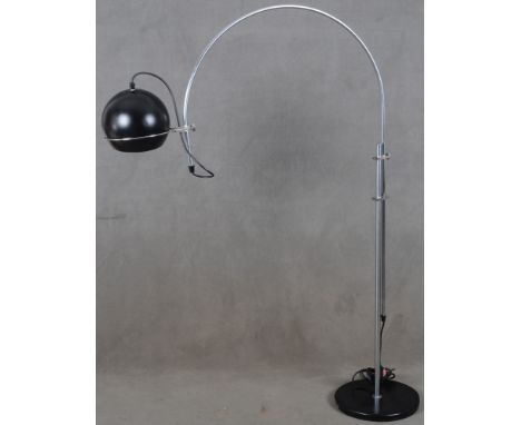 Vintage Anvia-Bogenlampe 1960er/1970er Jahre. Chrom / schwarzes Metall, in der Höhe verstellbar, H=126 bis 189 cm, B=103 cm. 