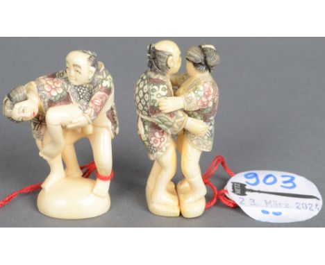 Zwei Erotik-Netsuke. Japan. Poliertes Horn, geschnitzt, teilw. graviert und gefärbt, am Boden sign., H=5,1 / 5,5 cm.