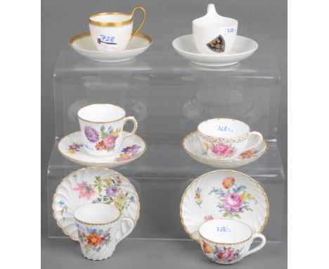 Sechs Mokkatassen mit Unterschalen. Berlin / Nymphenburg / Royal Copenhagen 20. Jh. Porzellan, bunt bemalt, mit Goldrand; am 