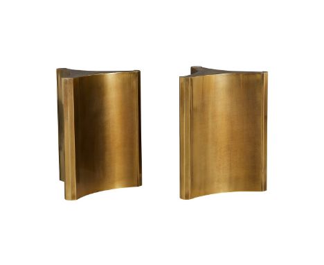 Mastercraft, United States. Pair of brass trilobi or triedri dining table bases. Each of a triangular lobed form and hollow a