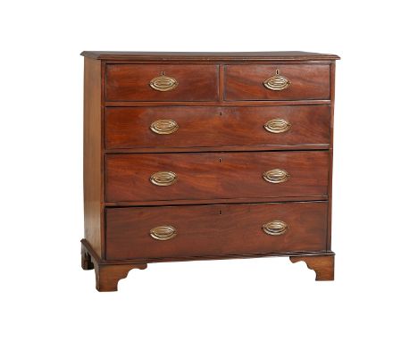 Georgian chest of drawers of mahogany with brass handles. Five drawers; three longer and the top panel split into two smaller