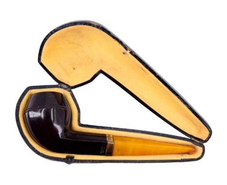 A vintage cased "De Luxe" tobacco pipe