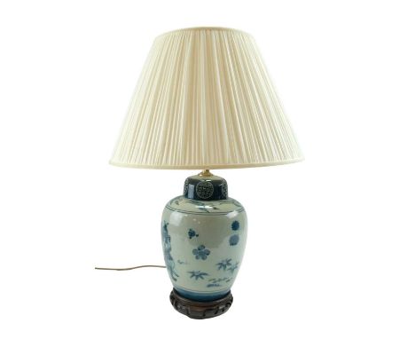 A late 20th Century ginger jar style ceramic table lamp, 37 cm to socket