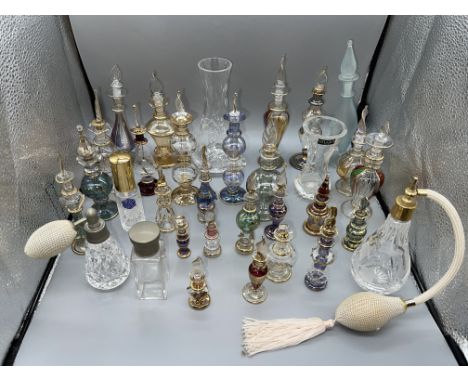 Qty vintage and modern ornate glass and crystal perfume bottles, to inc two boxed Stuart crystal examples.