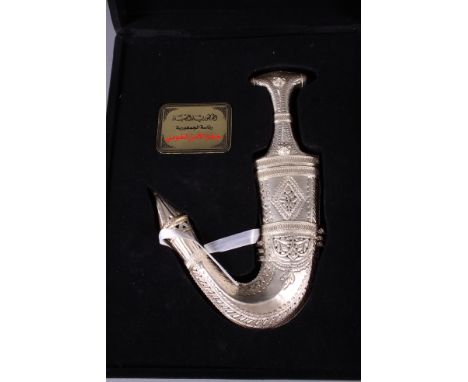 An Arabian presentation dagger, in "silver" scabbard and fitted box