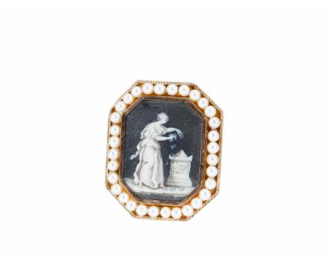 A Pearl Gold Brooch H: 4.8cmW: 4.1cm