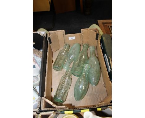A COLLECTION OF VINTAGE GLASS BOTTLES TO INC 'CHAPMAN CHEMISTS SCARBOROUGH' ETC
