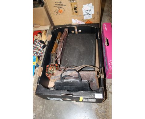 A BOX OF ASSORTED VINTAGE ITEMS TO INC AN ORIGINAL ART DECO STYLE BOXED VANITY SET