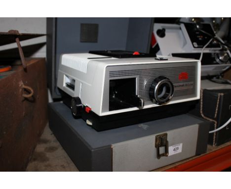 A BRAUN NURNBERG PAXIMAT DELUXE HALOGEN 150 SLIDE PROJECTOR