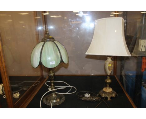 AN EDWARDIAN STYLE TABLE LAMP TOGETHER WITH A BROWN ONYX EXAMPLE