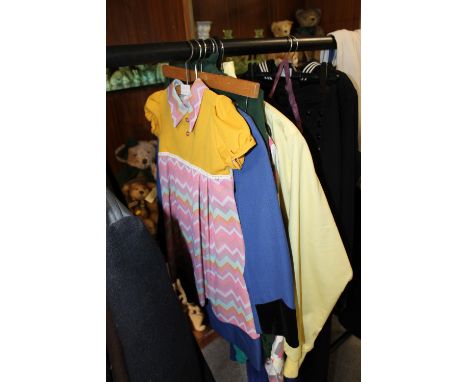 A SELECTION OF VINTAGE AND RETRO CLOTHING TO INC 1970S CHILDS DRESS ETC