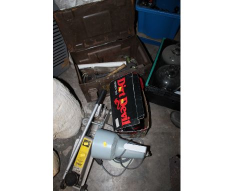 A METAL AMMO CRATE PLUS CONTENTS WITH A MASTER MECHANIC CAR JACK, HIGH POWERED PHILIPS LAMP AND A DIRT DEVIL HAND HELP HOOVER