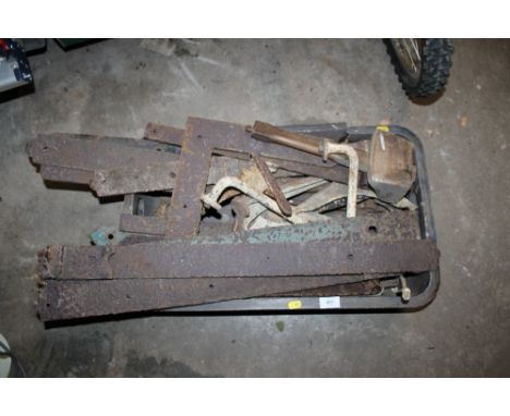 A TRAY OF VINTAGE GATE HINGES