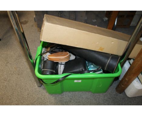 A BOX OF VINTAGE CAMERAS & ACCESSORIES 