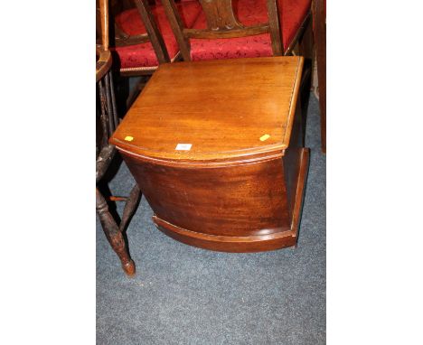 A MAHOGANY COMMODE
